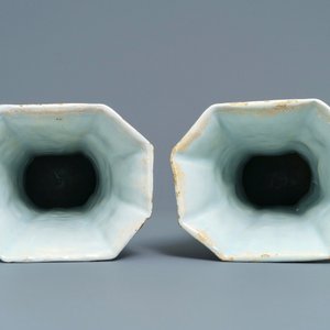 Une garniture de cinq vases en faïence de Delft polychrome à décor romantique, 18ème — photo 7