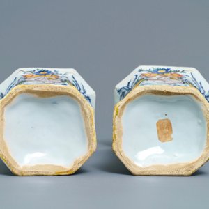 Une garniture de cinq vases en faïence de Delft polychrome à décor romantique, 18ème — photo 8