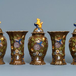 Une garniture de cinq vases en faïence de Delft polychrome à fond brun capucin, 18ème — photo 1