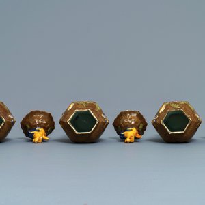 Une garniture de cinq vases en faïence de Delft polychrome à fond brun capucin, 18ème — photo 5