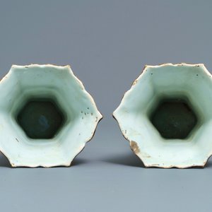 Une garniture de cinq vases en faïence de Delft polychrome à fond brun capucin, 18ème — photo 7