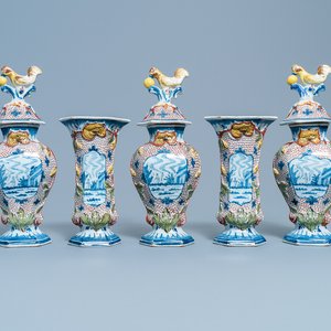 Une garniture de cinq vases en faïence de Delft polychrome aux fretels en forme de poules, 18ème — photo 1