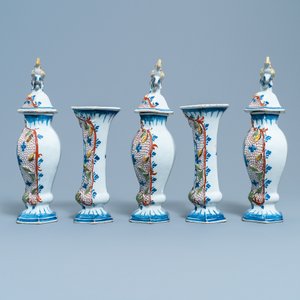 Une garniture de cinq vases en faïence de Delft polychrome aux fretels en forme de poules, 18ème — photo 2