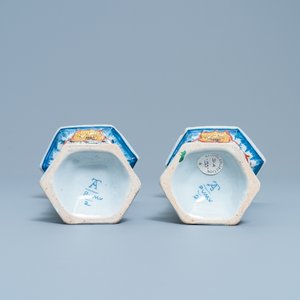 Une garniture de cinq vases en faïence de Delft polychrome aux fretels en forme de poules, 18ème — photo 8