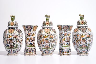 Une garniture de cinq vases en faïence de style Delft polychrome, France, 19ème