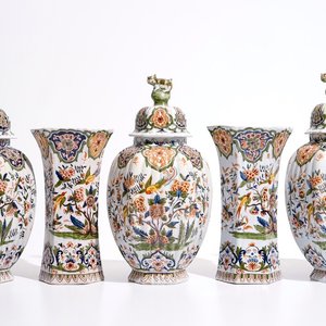 Une garniture de cinq vases en faïence de style Delft polychrome, France, 19ème — photo 1