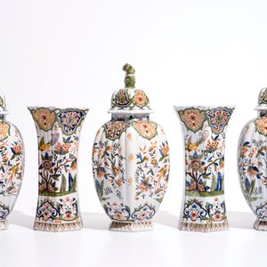 Une garniture de cinq vases en faïence de style Delft polychrome, France, 19ème — photo 4