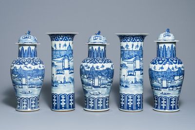 Une garniture de cinq vases en porcelaine de Chine bleu et blanc, 19ème