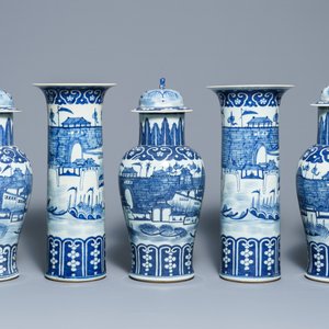 Une garniture de cinq vases en porcelaine de Chine bleu et blanc, 19ème — photo 4
