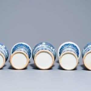 Une garniture de cinq vases en porcelaine de Chine bleu et blanc, 19ème — photo 5