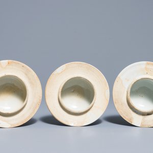 Une garniture de cinq vases en porcelaine de Chine bleu et blanc, 19ème — photo 8