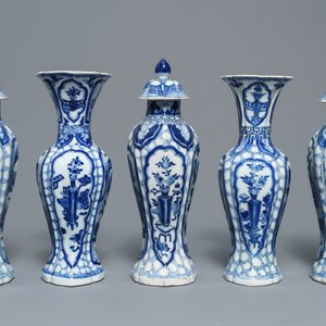 Une garniture de cinq vases en porcelaine de Chine bleu et blanc, Kangxi — photo 2