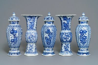 Une garniture de cinq vases en porcelaine de Chine bleu et blanc, Kangxi