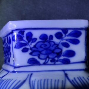 Une garniture de cinq vases en porcelaine de Chine bleu et blanc, Kangxi — photo 11