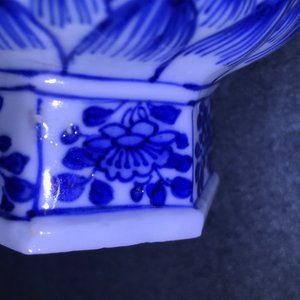 Une garniture de cinq vases en porcelaine de Chine bleu et blanc, Kangxi — photo 12