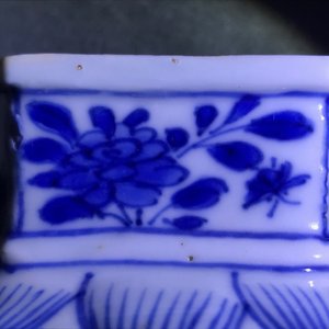 Une garniture de cinq vases en porcelaine de Chine bleu et blanc, Kangxi — photo 19