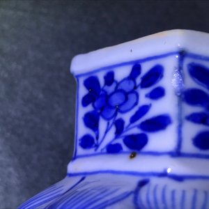 Une garniture de cinq vases en porcelaine de Chine bleu et blanc, Kangxi — photo 20