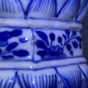 Une garniture de cinq vases en porcelaine de Chine bleu et blanc, Kangxi — photo 25