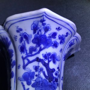 Une garniture de cinq vases en porcelaine de Chine bleu et blanc, Kangxi — photo 29