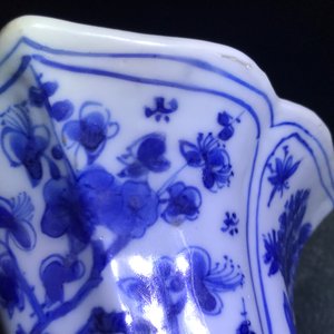 Une garniture de cinq vases en porcelaine de Chine bleu et blanc, Kangxi — photo 31
