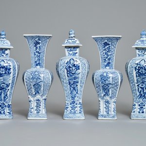 Une garniture de cinq vases en porcelaine de Chine bleu et blanc, Kangxi — photo 1