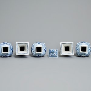 Une garniture de cinq vases en porcelaine de Chine bleu et blanc, Kangxi — photo 5