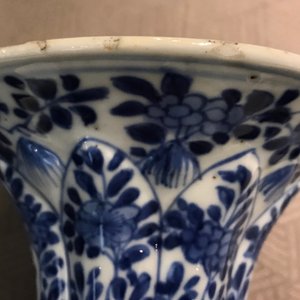 Une garniture de cinq vases en porcelaine de Chine bleu et blanc, Kangxi — photo 27