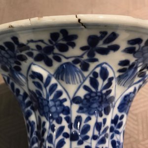 Une garniture de cinq vases en porcelaine de Chine bleu et blanc, Kangxi — photo 28
