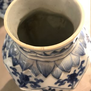Une garniture de cinq vases en porcelaine de Chine bleu et blanc, Kangxi — photo 37