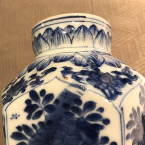 Une garniture de cinq vases en porcelaine de Chine bleu et blanc, Kangxi — photo 43