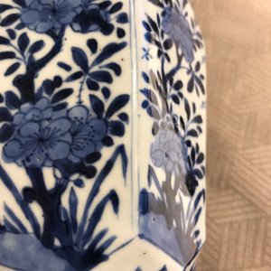 Une garniture de cinq vases en porcelaine de Chine bleu et blanc, Kangxi — photo 50