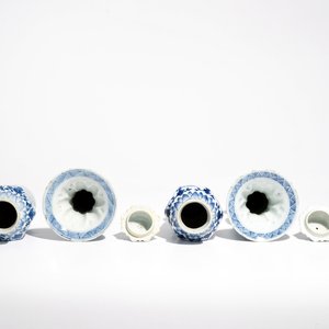 Une garniture de cinq vases en porcelaine de Chine bleu et blanc, Kangxi — photo 5