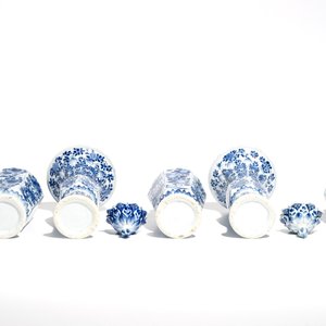 Une garniture de cinq vases en porcelaine de Chine bleu et blanc, Kangxi — photo 6