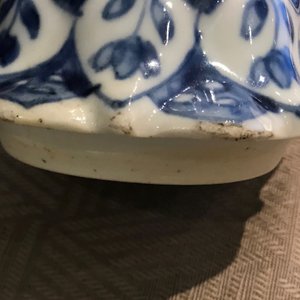 Une garniture de cinq vases en porcelaine de Chine bleu et blanc, Kangxi — photo 7