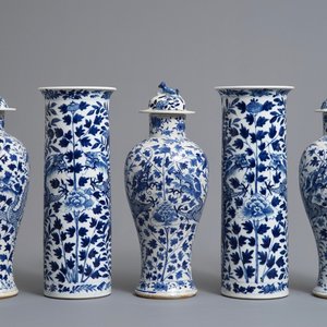 Une garniture de cinq vases en porcelaine de Chine bleu et blanc, marques de Kangxi, 19ème — photo 1