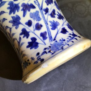 Une garniture de cinq vases en porcelaine de Chine bleu et blanc, marques de Kangxi, 19ème — photo 19