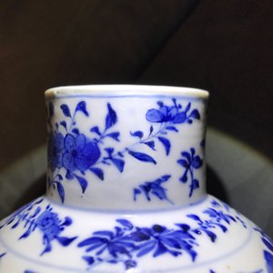 Une garniture de cinq vases en porcelaine de Chine bleu et blanc, marques de Kangxi, 19ème — photo 22