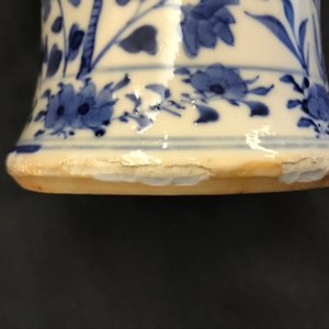 Une garniture de cinq vases en porcelaine de Chine bleu et blanc, marques de Kangxi, 19ème — photo 25