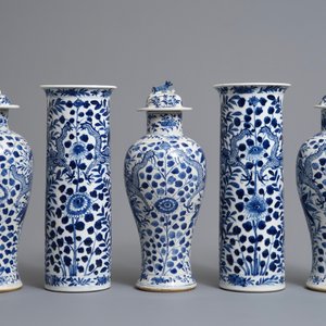 Une garniture de cinq vases en porcelaine de Chine bleu et blanc, marques de Kangxi, 19ème — photo 3