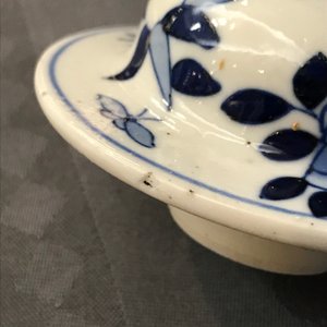 Une garniture de cinq vases en porcelaine de Chine bleu et blanc, marques de Kangxi, 19ème — photo 8