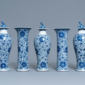 Une garniture de cinq vases en porcelaine de Chine en bleu et blanc à décor floral, 19ème — photo 1