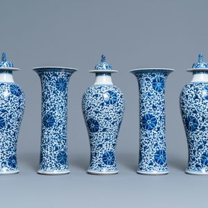 Une garniture de cinq vases en porcelaine de Chine en bleu et blanc à décor floral, 19ème — photo 5