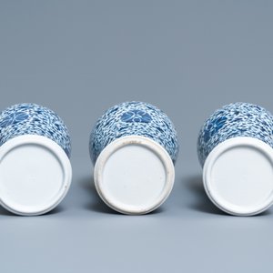 Une garniture de cinq vases en porcelaine de Chine en bleu et blanc à décor floral, 19ème — photo 7