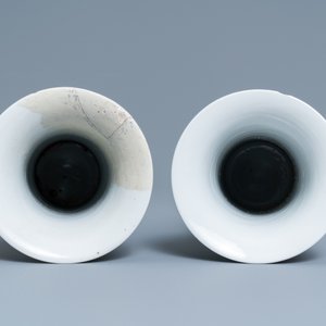 Une garniture de cinq vases en porcelaine de Chine en bleu et blanc à décor floral, 19ème — photo 8