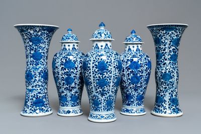 Une garniture de cinq vases en porcelaine de Chine en bleu et blanc à décor floral, Kangxi