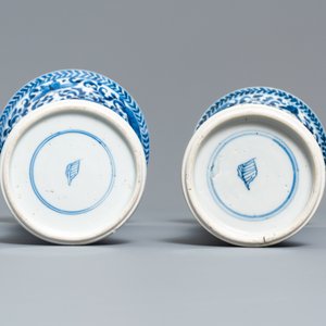 Une garniture de cinq vases en porcelaine de Chine en bleu et blanc à décor floral, Kangxi — photo 13