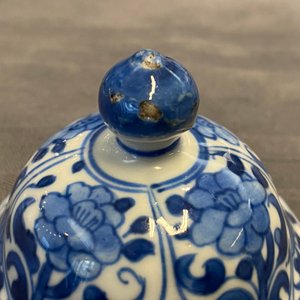 Une garniture de cinq vases en porcelaine de Chine en bleu et blanc à décor floral, Kangxi — photo 18