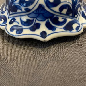 Une garniture de cinq vases en porcelaine de Chine en bleu et blanc à décor floral, Kangxi — photo 19