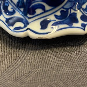 Une garniture de cinq vases en porcelaine de Chine en bleu et blanc à décor floral, Kangxi — photo 20