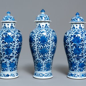 Une garniture de cinq vases en porcelaine de Chine en bleu et blanc à décor floral, Kangxi — photo 2